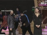 Shah Rukh sings to Deepika: Boyfriend <i>ka naam bolo</i>