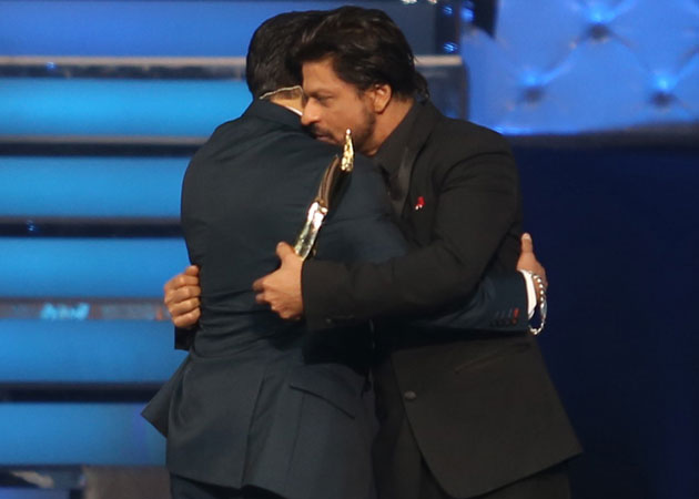 Shah Rukh, Salman Khan hug again at award show