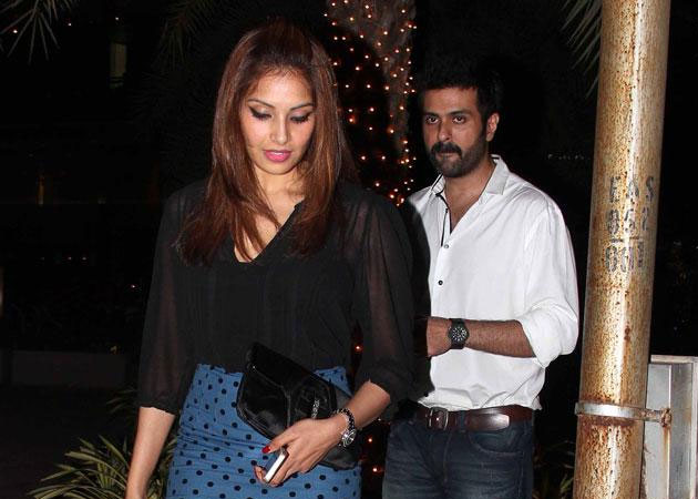 Bipasha asks for Harman's intimate scenes to be cut