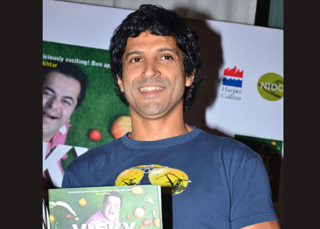 Farhan Akhtar launches chef Vicky Ratnani's book 'Vicky Goes Veg'