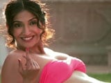 Focus on Sonam Kapoor's bikini scene disappointing: <i>Bewakoofiyaan</i> director