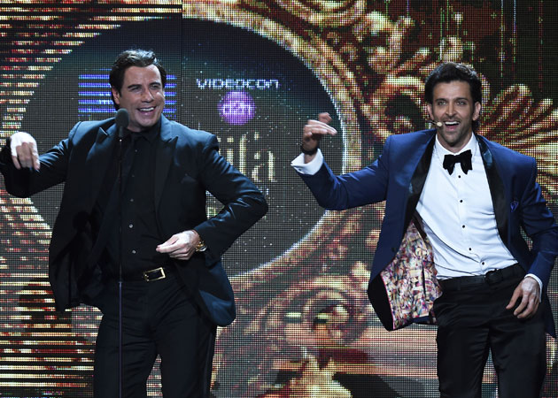 IIFA <i>thumakda</i>: John Travolta dances with Hrithik, Priyanka