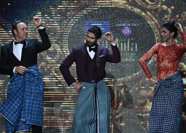 Kevin Spacey's <i>Lungi Dance</i> with Deepika Padukone steals the show at IIFA 2014