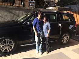 Shah Rukh Khan gives friend Farah Khan a new car Shah Rukh Khan gives friend Farah Khan a new car