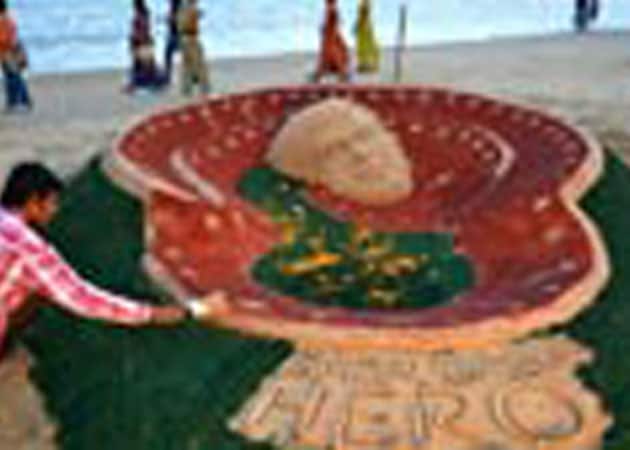 Indian Sand Artist Creates Satyajit Ray's Sculpture at Cannes