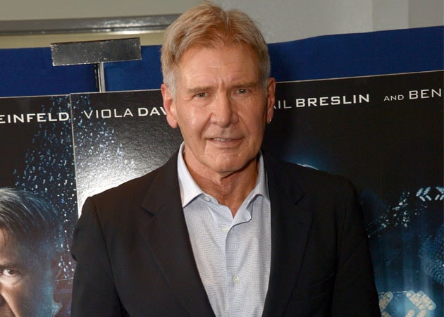  Harrison Ford Using Wheelchair After Leg Injury