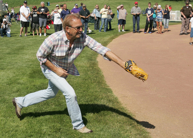 25 Years Later, Kevin Costner and Sons Play Baseball in Original <i>Field Of Dreams</i>