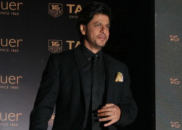  Shah Rukh Khan Can 'Read Between The Lines' After Eye Surgery