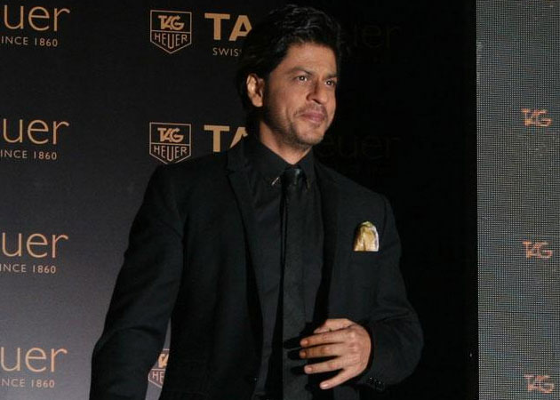  Shah Rukh Khan Can "Read Between The Lines" After Eye Surgery