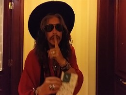 Why on Earth was Steven Tyler Leaving a Note for Miley Cyrus at her Hotel? Why on Earth was Steven Tyler Leaving a Note for Miley Cyrus at her Hotel?