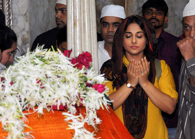 Vidya Balan Prays at Dargah Ahead of Release of <i>Bobby Jasoos</i>