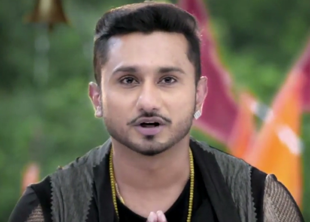 Yo Yo Honey Singh Gifts Gold Lockets to <i>India's Raw Star</i> Audition Winners