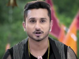 Yo Yo Honey Singh Gifts Gold Lockets to <i>India's Raw Star</i> Audition Winners Yo Yo Honey Singh Gifts Gold Lockets to <i>India's Raw Star</i> Audition Winners