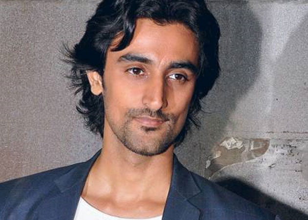 Kunal Kapoor Returns From Thailand With Bruises