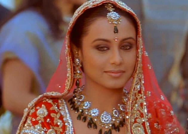 Rani Mukherjee in White Gold Saree | Zeenat