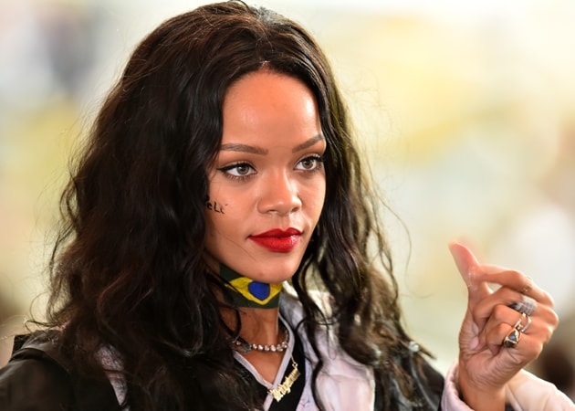 No, Rihanna did not hold the flag of Pakistan.  See the original picture here