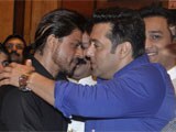 Shah Rukh Khan, Salman Khan Repeat Famous Hug at <i>Iftaar</i> Party