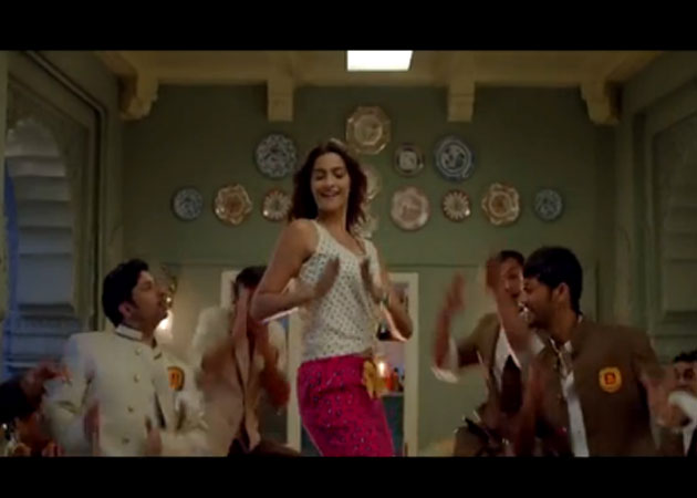  Sonam Kapoor is <i>Khoobsurat</i> and Hilarious in New Trailer