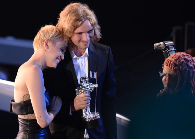 Miley Cyrus Steals Video Music Awards Again, This Time By Staying In Her Seat