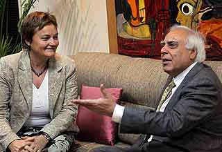 Norway minister meets Sibal, raises concerns over Uninor