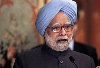 PM consults senior ministers on 2G license cancellation issue