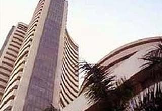 Sensex takes 17,000 on hopes of stimulus, rupee rebounds