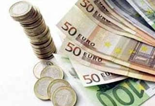 Euro hits 2-year low, oil slips