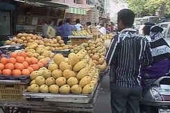 फीकी हुई आम की मिठास, बढ़े दामों ने बिगाड़ा ज़ायका फीकी हुई आम की मिठास, बढ़े दामों ने बिगाड़ा ज़ायका