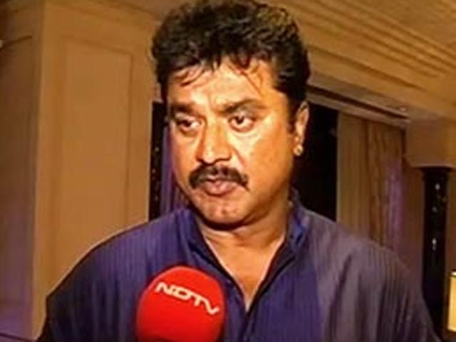 Actor Sarathkumar collects blankets for people battling cold