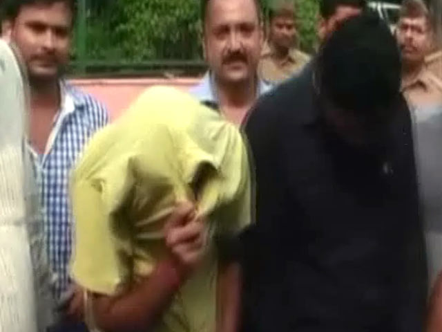 नोएडा : पुलिस के गिरफ्त में उगाही करने वाला गिरोह