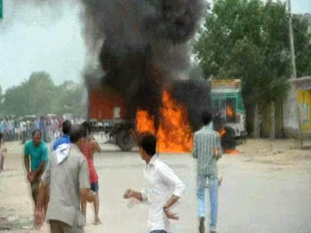 Mob burns vehicles on National Highway 8
