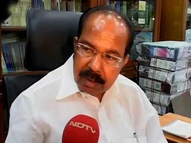Video : Govt considering closing petrol pumps at 8 pm to check fuel demand: Moily