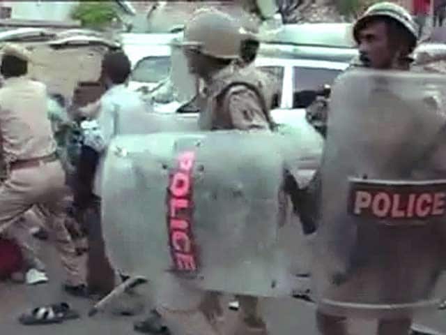 Videos : जोधपुर जेल के बाहर आसाराम समर्थकों पर लाठीचार्ज