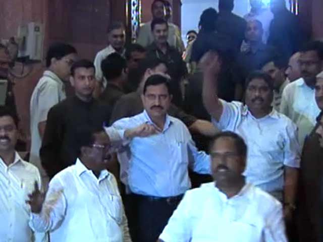 लोकसभा से जबर्दस्ती निकाले गए चार टीडीपी सांसद