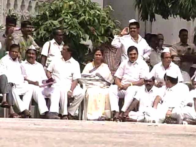 Video : A day of 'United Andhra' protests led by Congress politicians