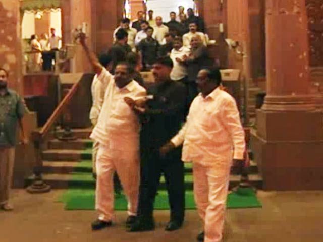 Video : Marshals physically remove four suspended TDP MPs from Lok Sabha