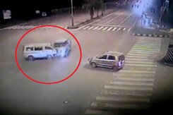 कैमरे में कैद : होंडा सिटी ने उड़ाए वैन के परखच्चे कैमरे में कैद : होंडा सिटी ने उड़ाए वैन के परखच्चे
