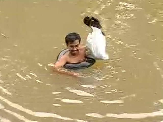 Video : A teacher who swims through a river everyday to get to his students