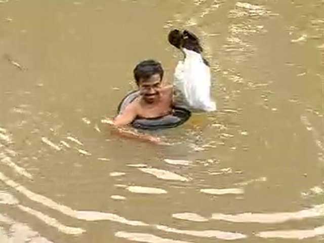 एक शिक्षक ऐसा भी : पढ़ाने के लिए पार करते हैं नदी