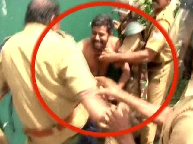Video : Kerala: Man kicked mercilessly by cop for waving black flag at Chief Minister