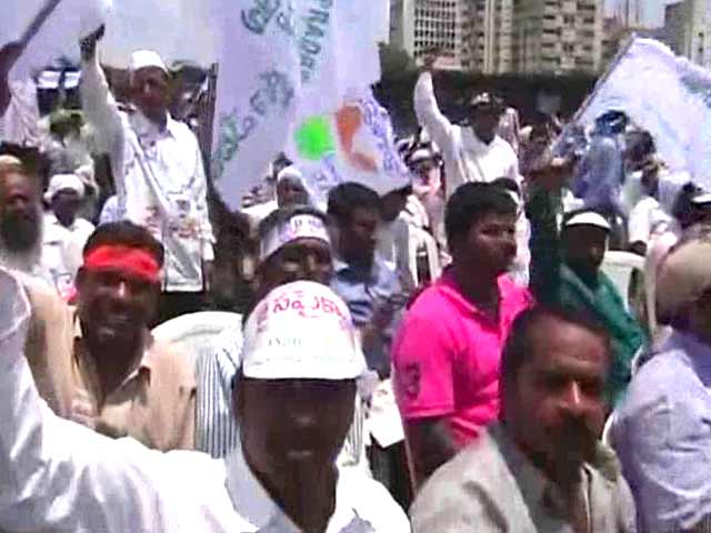 Video : Protesters march to Hyderabad for a united Andhra