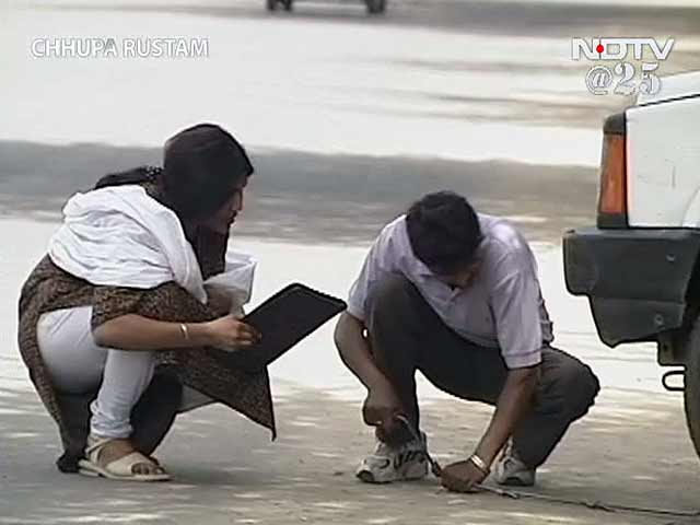 छुपा रुस्तम : लोगों से खुलवाया पंचर टायर