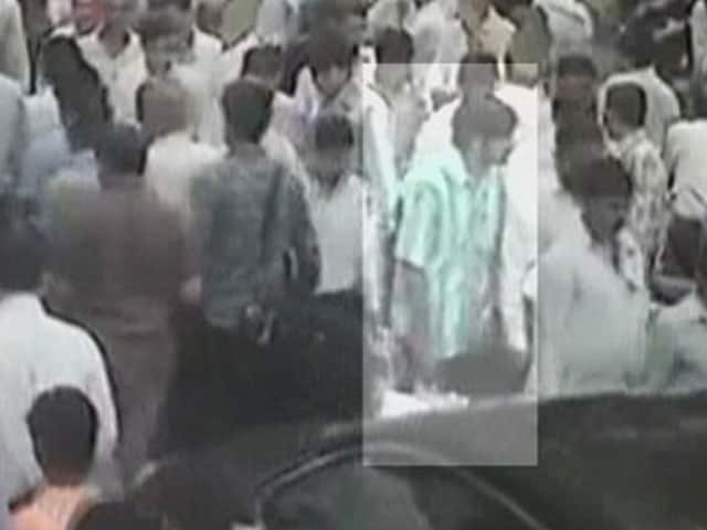 Video : Yasin Bhatkal shown CCTV footage, identifies Mumbai bomb-planter: officials