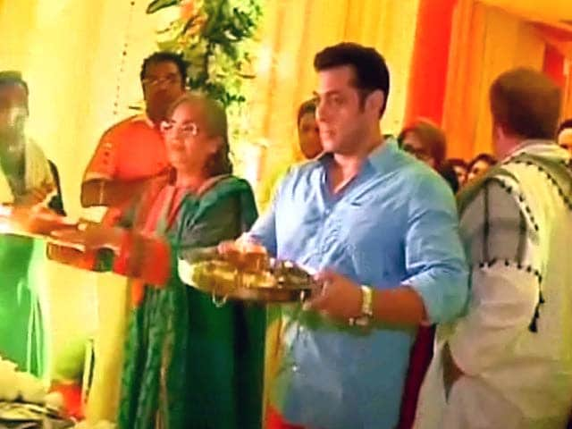 Video : Salman Khan celebrates <i>Ganesh Chaturthi</i>