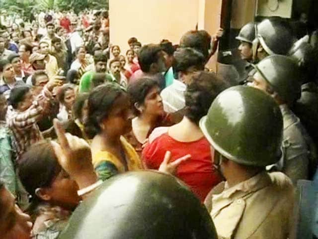 Video : Kolkata: Principal arrested over death of girl locked in school bathroom