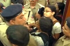 स्कूल के बाथरूम में बंद की गई छात्रा की मौत, बवाल, प्रिंसिपल का इस्तीफा स्कूल के बाथरूम में बंद की गई छात्रा की मौत, बवाल, प्रिंसिपल का इस्तीफा