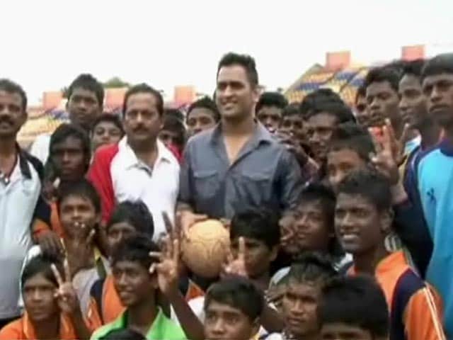Video : MS Dhoni attends football tournament in Ranchi