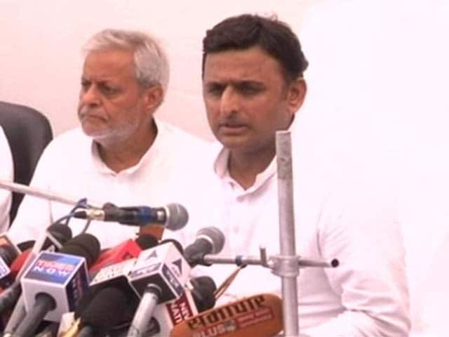 Video : Akhilesh Yadav finally visits Muzaffarnagar, greeted by protests