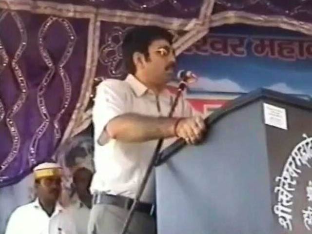 शहीदों के परिवारों पर डीएम की आपत्तिजनक टिप्पणी