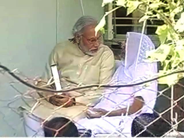 नरेंद्र मोदी का 64वां जन्मदिन, बोले, मां का आशीर्वाद जरूरी